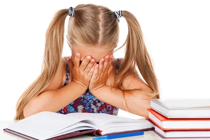 کودکی ناراحت که در زمینه‌های یادگیری، مثل خواندن و نوشتن، موفق نیست.